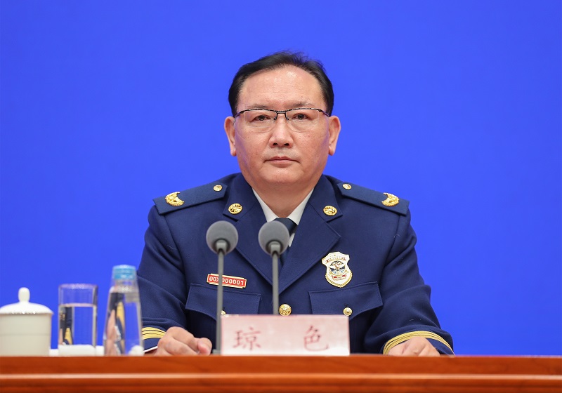 搞骚洞视频应急部党组成员、消防救援局局长琼色出席新闻发布会